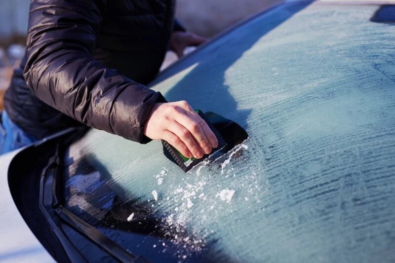 ledu pasidenges priekinis automobilio langas