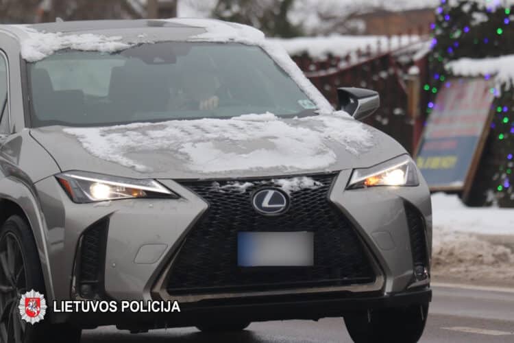 lexus vairuotojas kalba telefonu vairuodamas