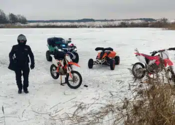 motokrosai ir keturatis ant ledo policijos pareigunas