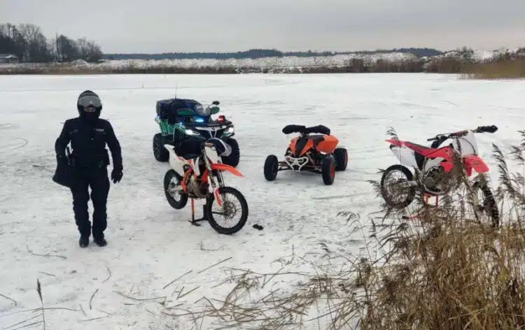 motokrosai ir keturatis ant ledo policijos pareigunas