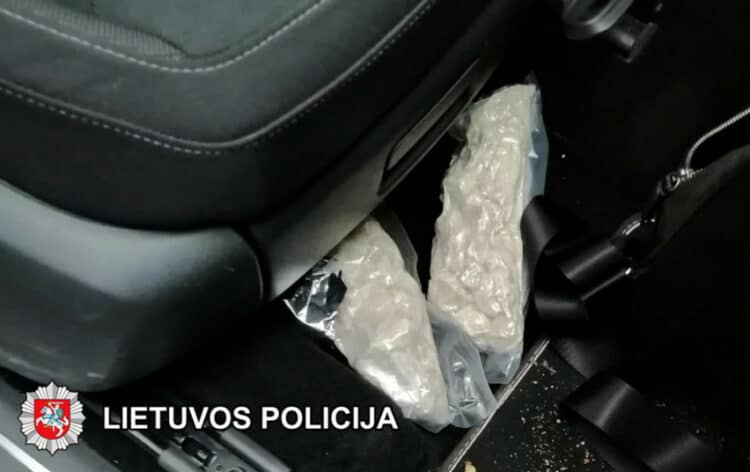 narkotines medziagos po automobilio sedyne