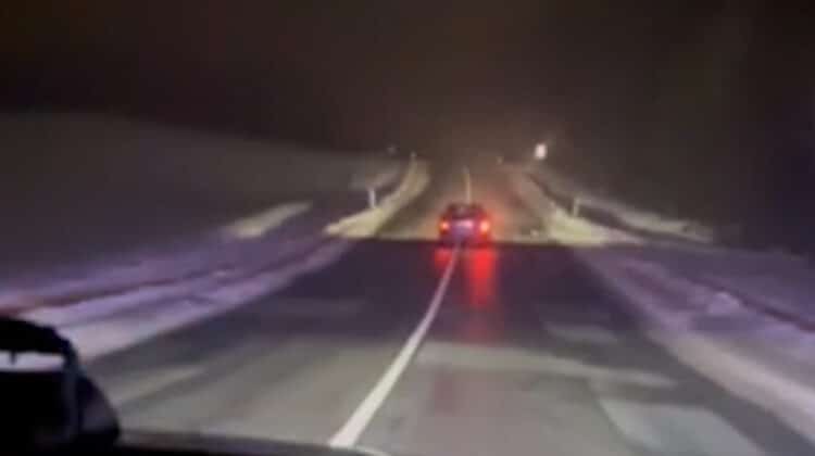 neblaivus audi vairuotojas sprunka nuo policijos pareigunu