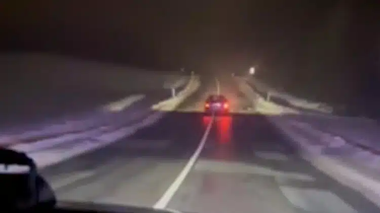 neblaivus audi vairuotojas sprunka nuo policijos pareigunu