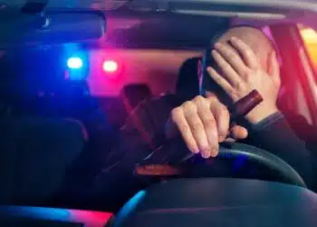 neblaivus vyras vairuoja automobili