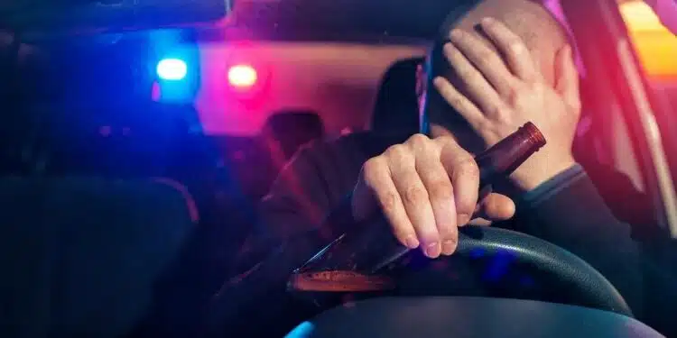 neblaivus vyras vairuoja automobili