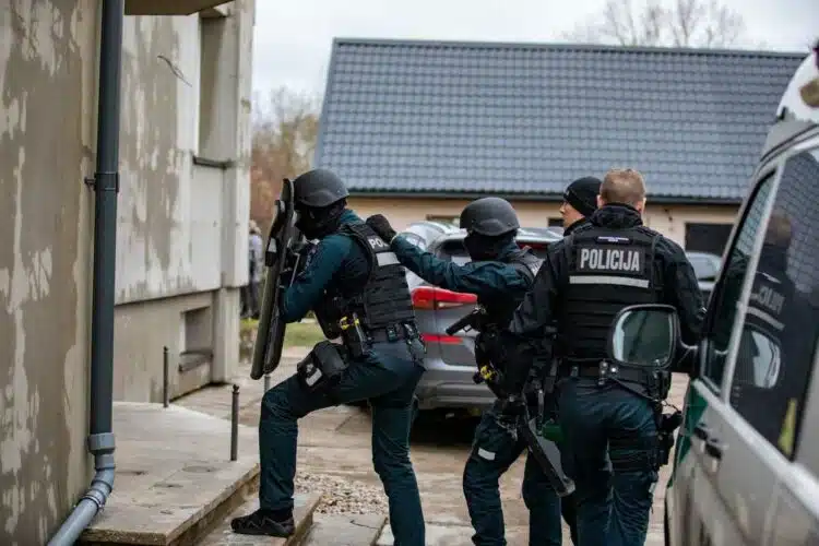 policijos pareigunai sulaikymo operacija