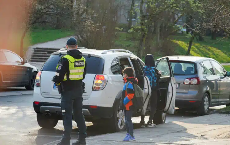 policijos pareigunas stebi vaika automobilis