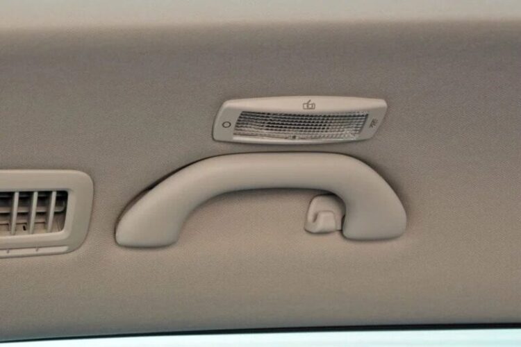 rankenele virs automobilio dureliu