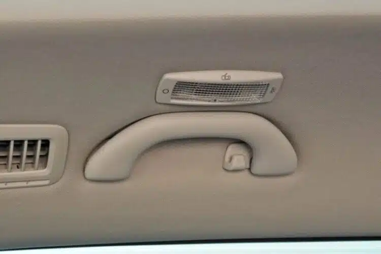 rankenele virs automobilio dureliu