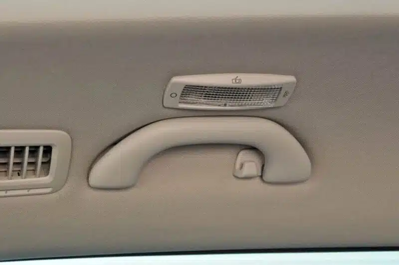 rankenele virs automobilio dureliu