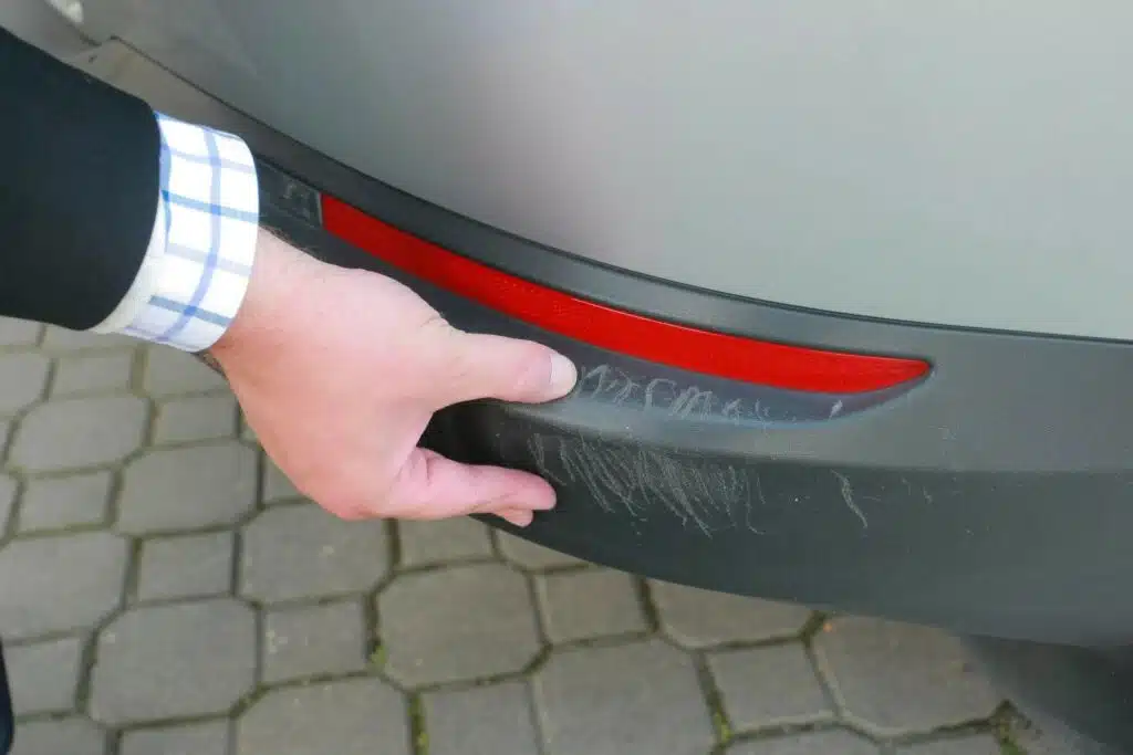 subraizytas automobilio bamperis