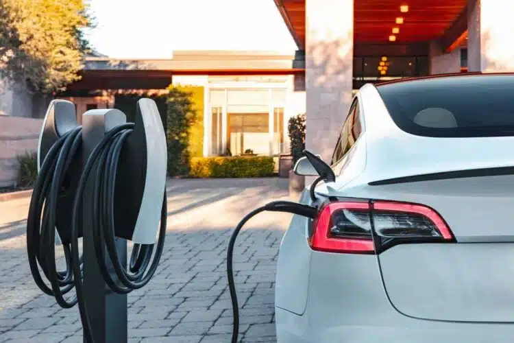 tesla elektromobilio ikrovimas
