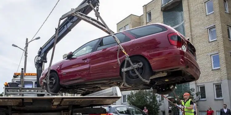 tralo transportuojamas automobilis