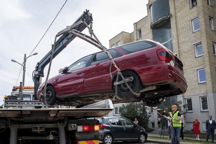 tralo transportuojamas automobilis