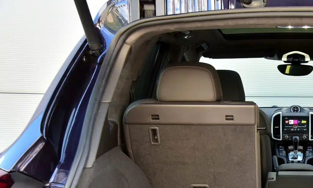 uzsalo automobilio dureles sutepkite bagazine