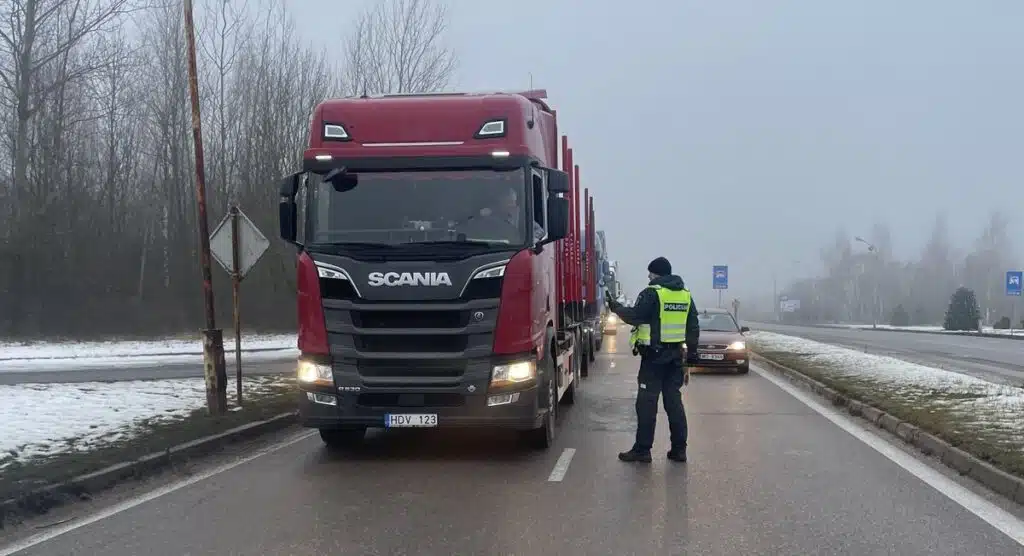 vilkikai reidas policijos pareigunas