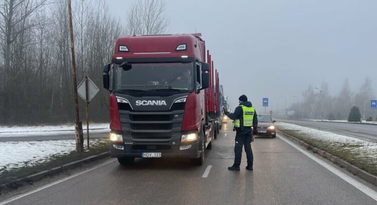 vilkikai reidas policijos pareigunas