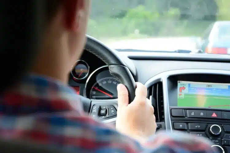 vyras vairuoja automobili