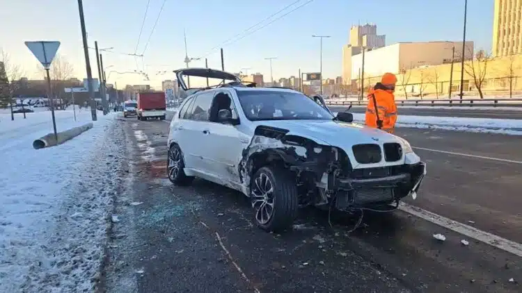 Avarija Vilniuje: BMW visureigis rėžėsi į stulpą, nukentėjusį vairuotoją gelbėjo ugniagesiai
