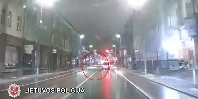 Girtas „Toyota“ pavėžėjas partrenkė tris per perėją ėjusias merginas ir rėžėsi į policijos tarnybinį automobilį (video)