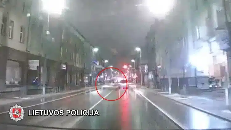 Girtas „Toyota“ pavėžėjas partrenkė tris per perėją ėjusias merginas ir rėžėsi į policijos tarnybinį automobilį (video)