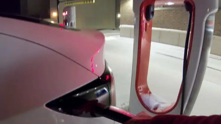 Kaip šiam vaikinui pavyko įkrauti „Tesla“ įkrovimo stotelėje prie -35 laipsnių šalčio žiemą