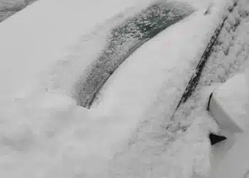 apsniges priekinis automobilio stiklas priekinio lango valytuvai