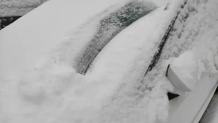 apsniges priekinis automobilio stiklas priekinio lango valytuvai