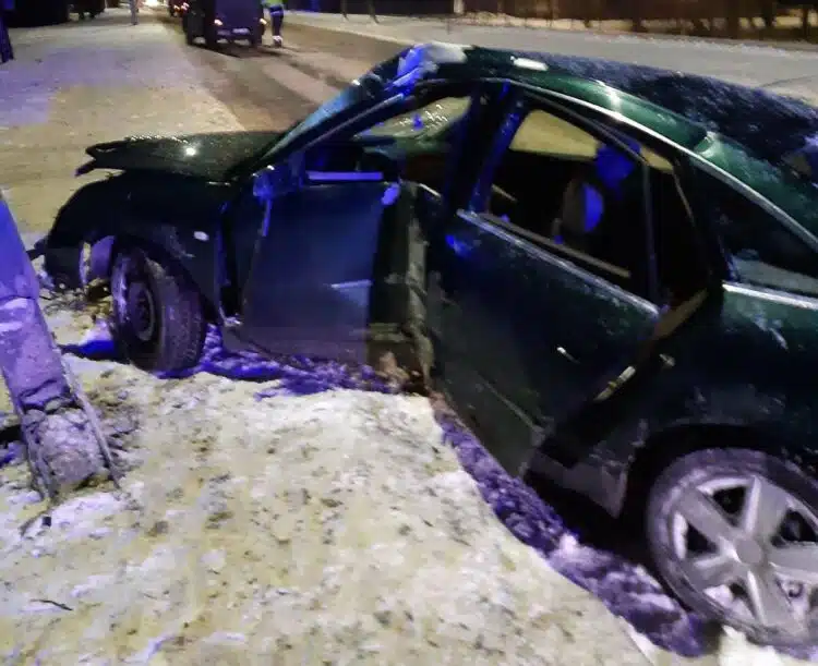 audi a6 eismo ivykis atsitrenke i stulpa