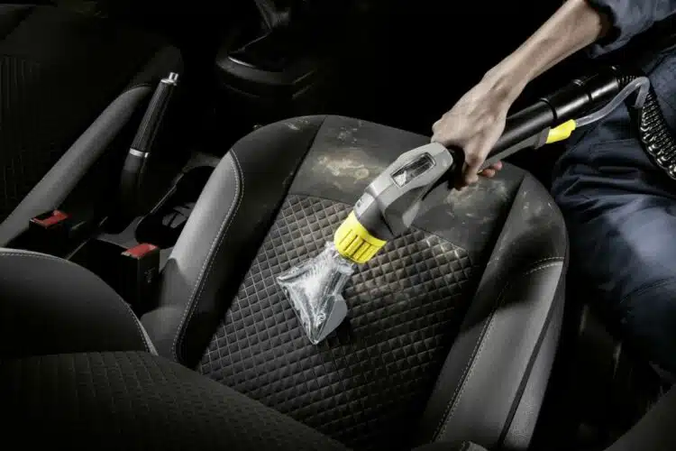 automobilio medziaginiu sedyniu valymas