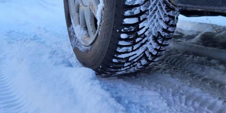 automobilio ratas ziema sniego pusnis