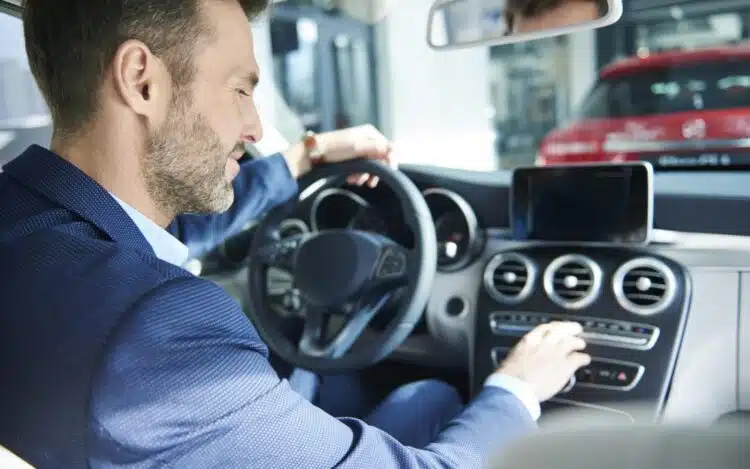 automobilio salono apziura pries perkant