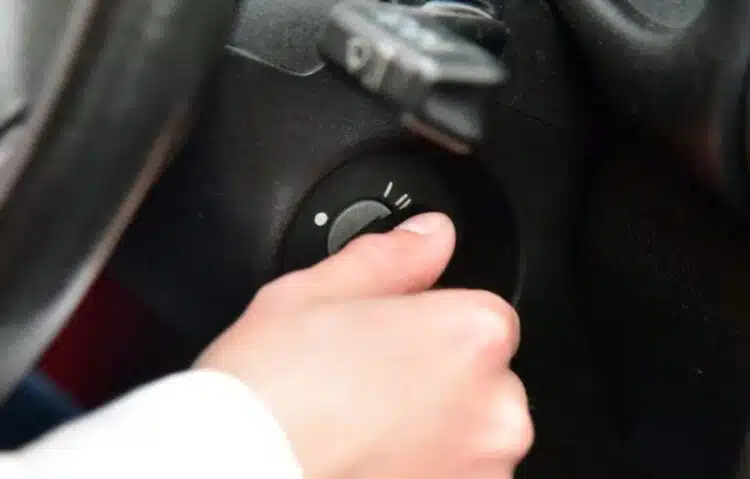 automobilio uzvedimas spyna raktas