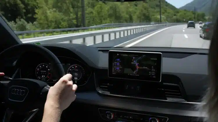automobilio vairuotojas vaziuoja greitkeliu