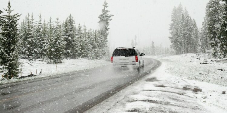 automobilis ziema vaziuoja keliu sniegas salys kuriose ziemines padangos yra privalomos