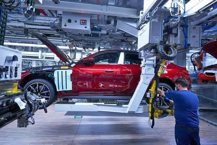 bmw automobilis gamykloje