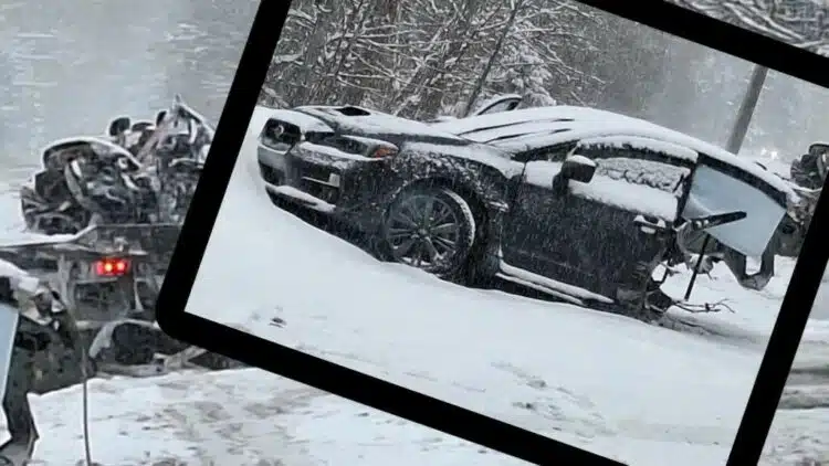 eismo ivykio metu per puse perplestas subaru wrx automobilis