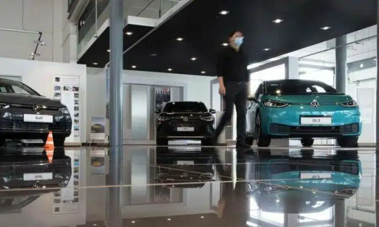 elektromobiliai automobiliu salonas
