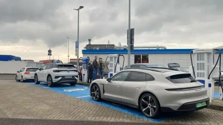elektromobiliai ikraunami ikrovimo stotelese