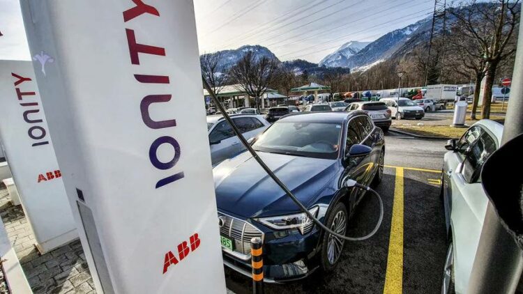 elektromobilio ikrovimas ikrovimo stoteleje
