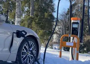 elektromobilis ikraunamas elektromobiliu ikrovimo stoteleje