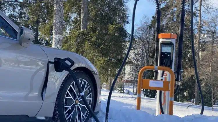 elektromobilis ikraunamas elektromobiliu ikrovimo stoteleje