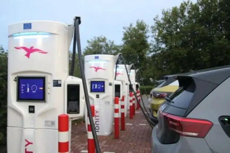 ikrovimo stotelese ikraunami elektromobiliai