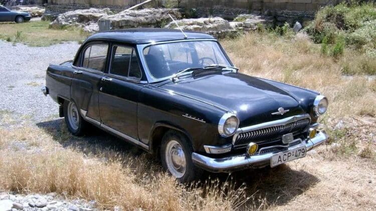 juodas volga automobilis