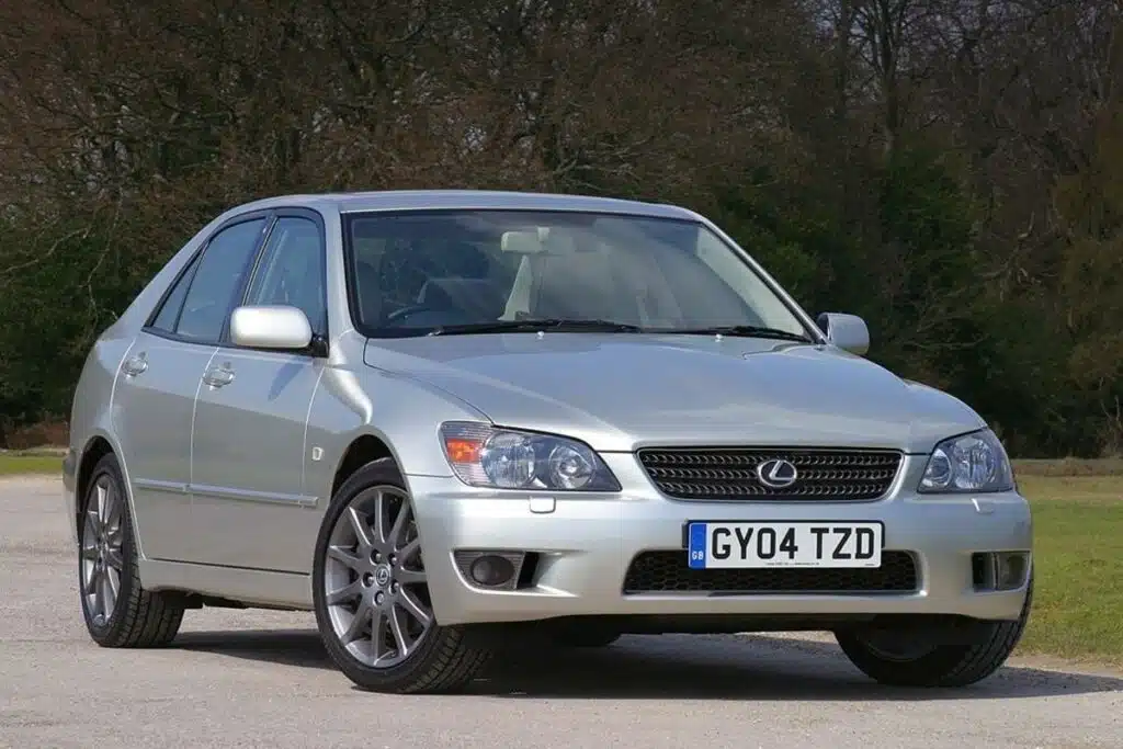 lexus is200 automobilis