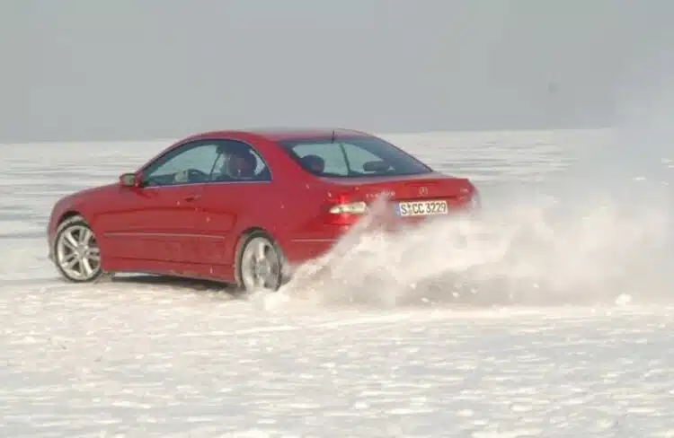 mercedes-benz automobilis ziema driftas beateris