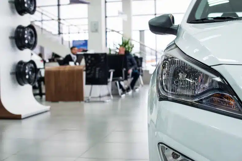 nauju automobiliu salonas pardavimai