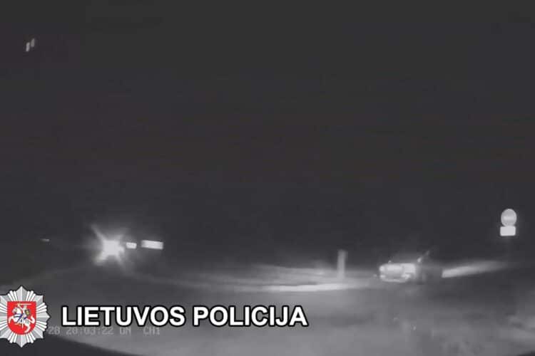 nuo policijos pareignu sprunkantis volvo automobilio vairuotojas
