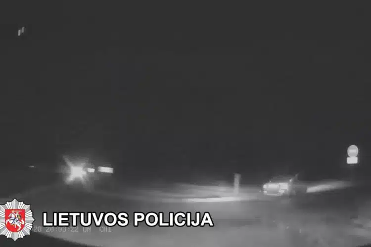 nuo policijos pareignu sprunkantis volvo automobilio vairuotojas