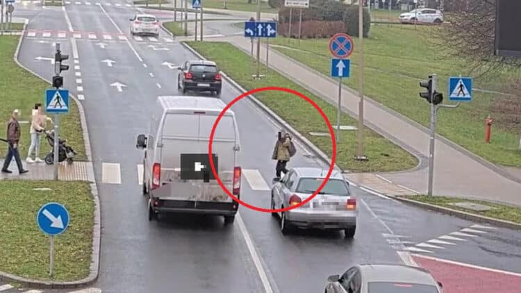 paauglys eina per pesciuju pereja su kapisonu ir kalbedamas telefonu